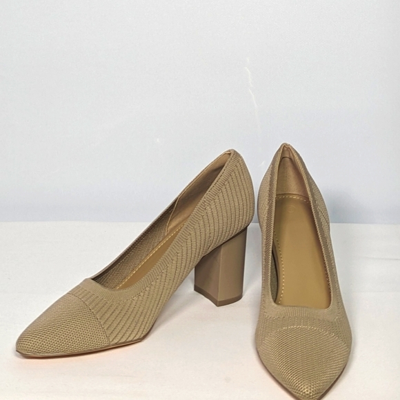 NEW Coutgo Womens Knit Pump Closed Pointed Toe Sz 7 taupe - Picture 2 of 3
